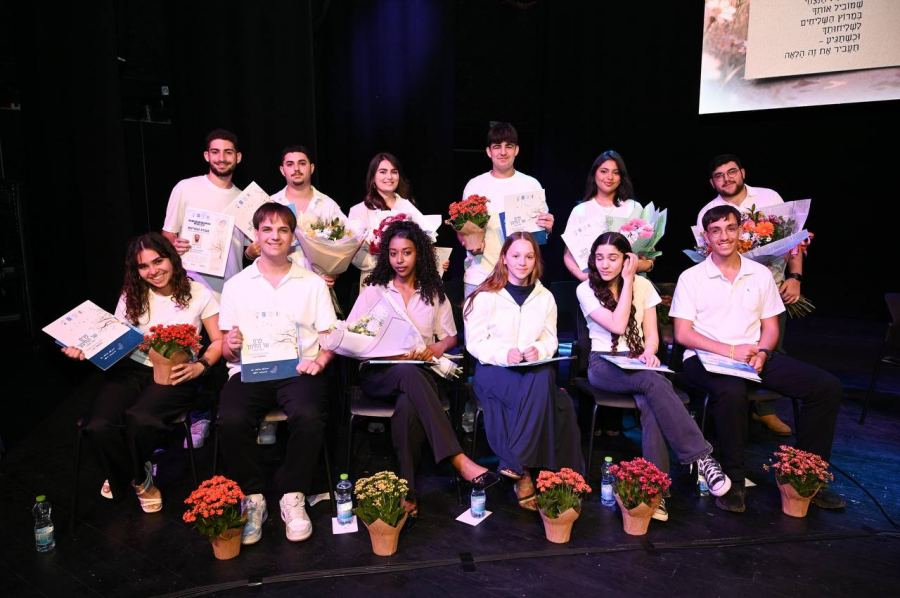 ميرا حليحل واسيل محاجنة ومروان جابر يحصلون على جائزة وزير التربية والتعليم للشباب المتميزين المتطوعين